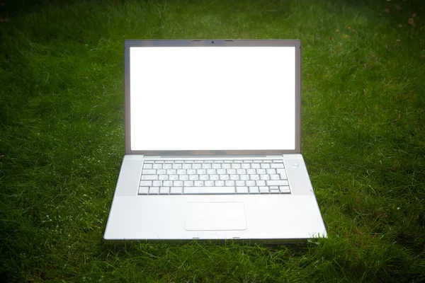 Laptop auf dem Rasen — Stockfoto