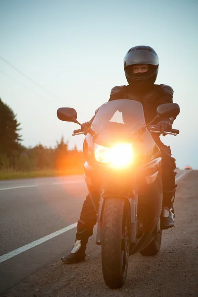 Мотоциклист на обочине дороги — стоковое фото