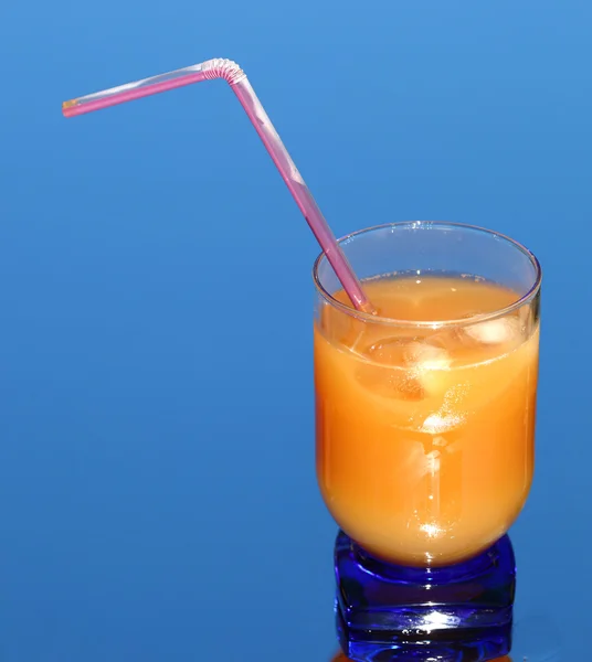 Apelsinjuice på blå — Stockfoto