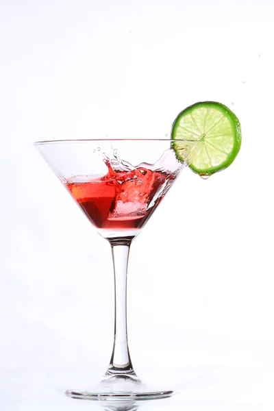 Cocktail rouge avec citron vert sur blanc — Photo