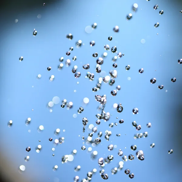 Partiklar av vatten på blå — Stockfoto