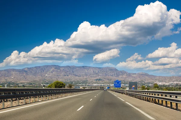Autostrada con vista sulle montagne e bel cielo — Foto Stock