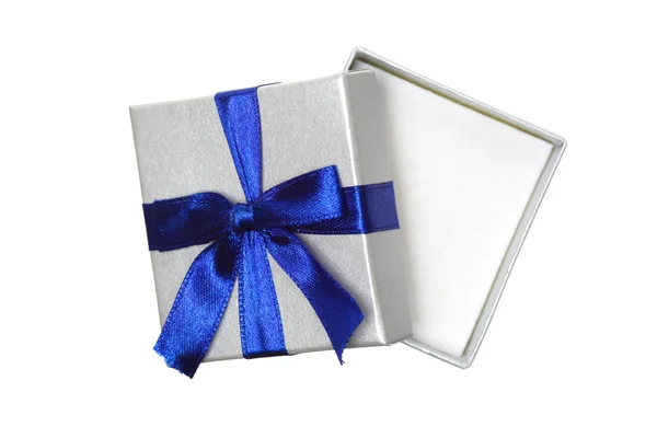 Otevřela dárek s modrými luk — Stock fotografie
