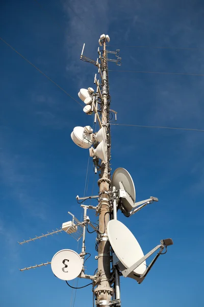 Телекоммуникационная башня — стоковое фото