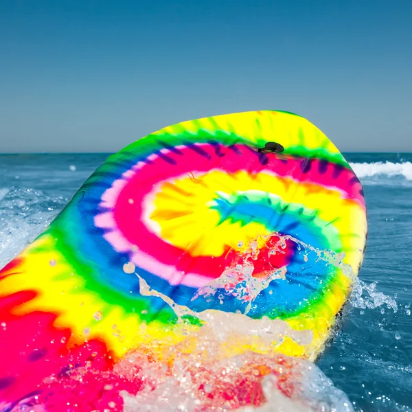 Surf board with wave splash — Stock Photo, Image