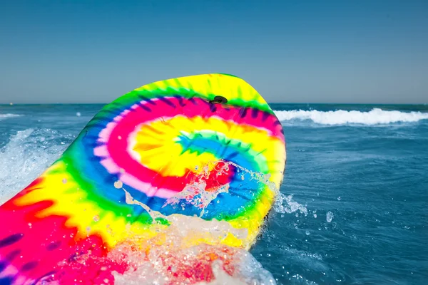 Surfovací prkno v modré moře — Stock fotografie