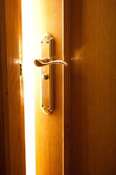 열린된 문 및 밝은 빛 — 스톡 사진