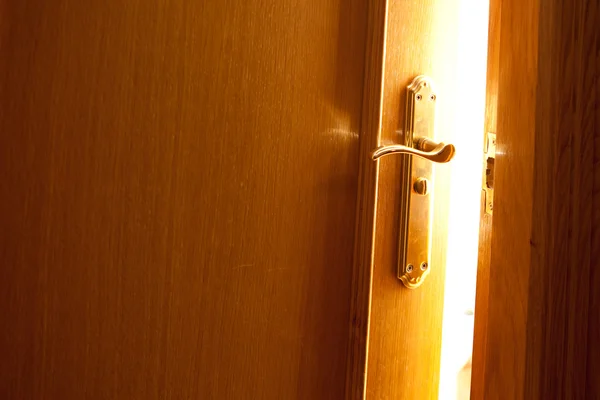 열린된 문 및 밝은 빛 — 스톡 사진