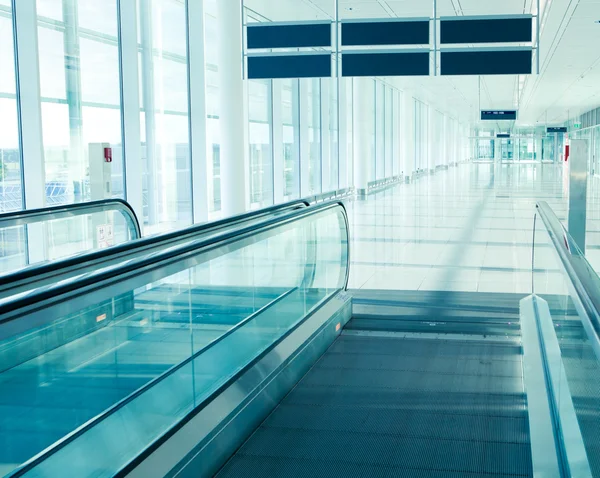 Flygplatsen interiör med rörliga trappa, bild tagen på Münchens flygplats — Stockfoto