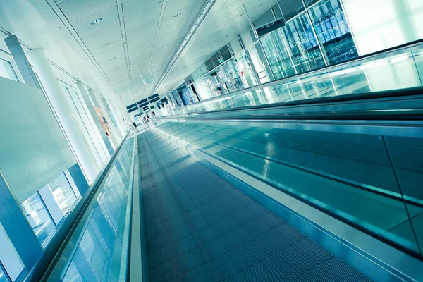 Letiště interiér s pohyblivými schodišti, vyfotit na letišti Mnichov — Stock fotografie