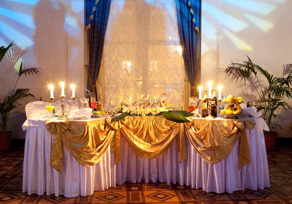 Tisch für ein Hochzeitsessen gedeckt — Stockfoto