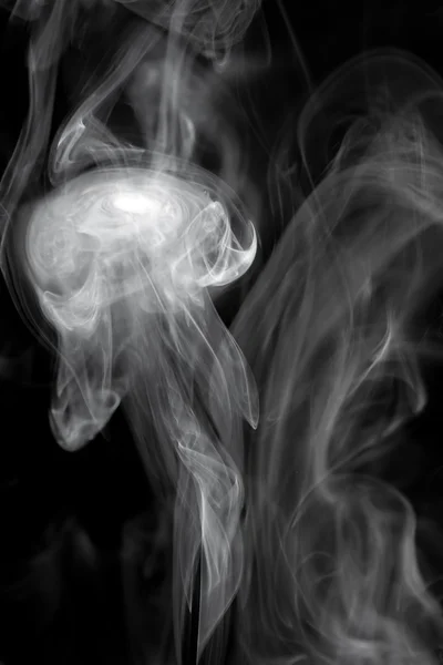 Fumo isolato su nero — Foto Stock