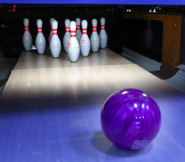 Bowling ball and pins — Stock Photo, Image