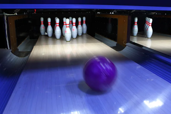 Palla da bowling e birilli — Foto Stock