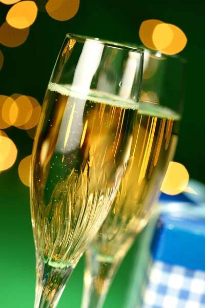 Şampanya bardakları yakın plan. — Stok fotoğraf