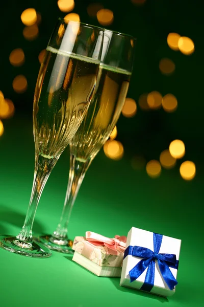 Şampanya bardağı ve hediyeler — Stok fotoğraf