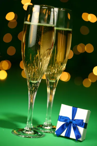 Champagne glasses and gift — Stock Photo, Image