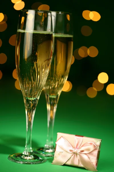 Champagneglas och gåva — Stockfoto