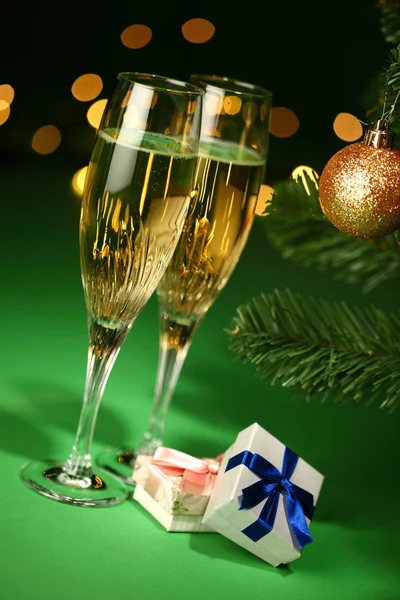 Şampanya bardağı ve hediye — Stok fotoğraf