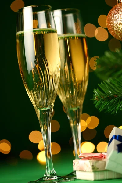 Champagneglazen en gift — Stockfoto