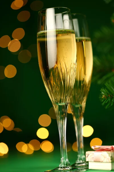 Verres à champagne et cadeau — Photo