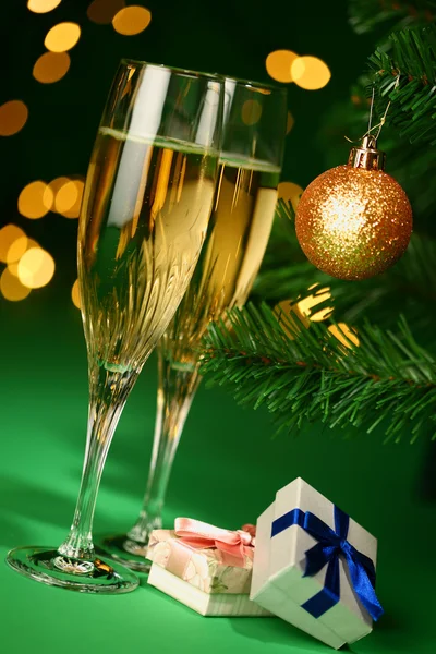 シャンパン グラスとギフト — ストック写真