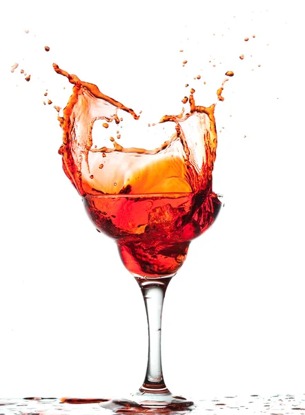 Красный брызг алкоголя — стоковое фото