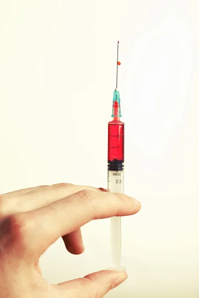 Ruka drží injekční stříkačku — Stock fotografie