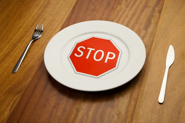 Conceito de dieta - sinal de parada na placa — Fotografia de Stock