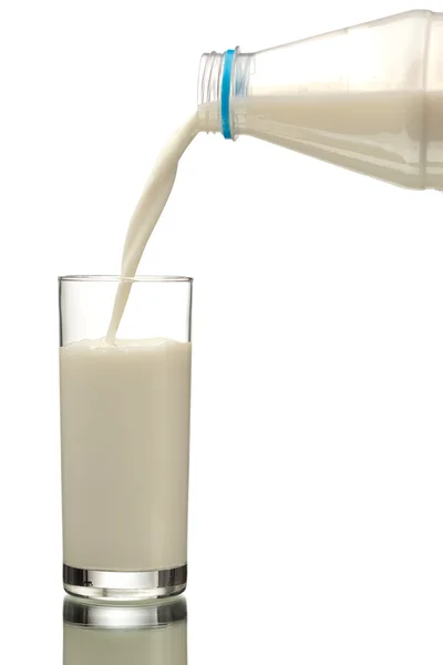 Ρίχνει το γάλα — Φωτογραφία Αρχείου