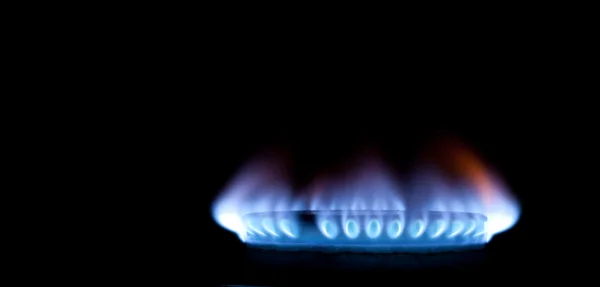 Chama de gás isolado em preto — Fotografia de Stock