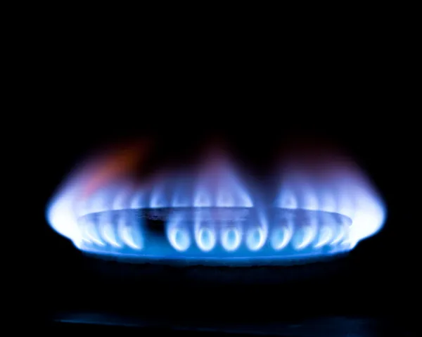Chama de gás isolado em preto — Fotografia de Stock