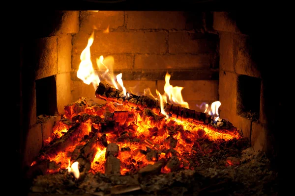Égő tűz a kandallóban — Stock Fotó