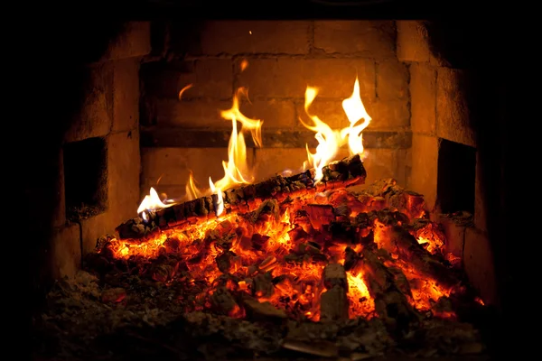 Fuego ardiente en la chimenea —  Fotos de Stock