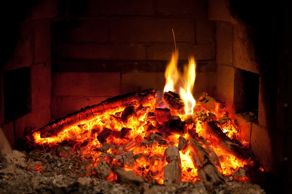 Płonący ogień w kominku — Zdjęcie stockowe