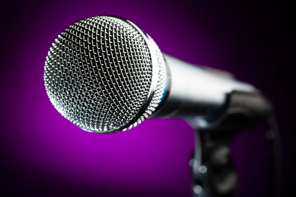 Mikrofonen mot lila bakgrund — Stockfoto