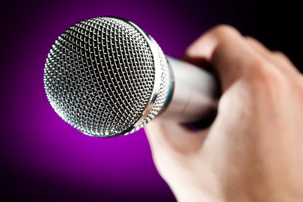 Mikrofon na tle fioletowy — Zdjęcie stockowe