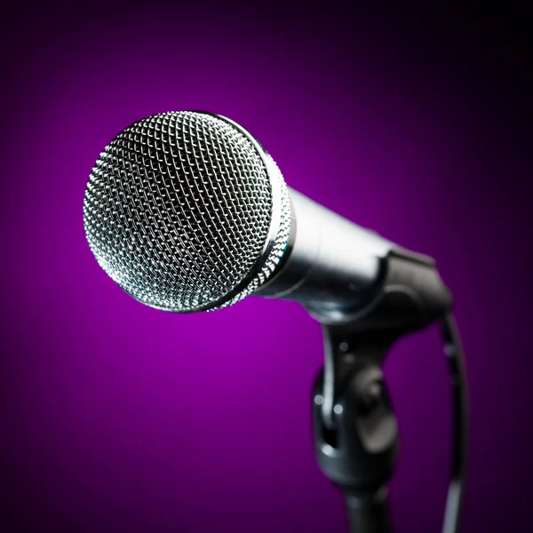 Mikrofon vor violettem Hintergrund — Stockfoto