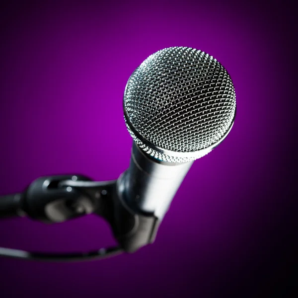 Mikrofon vor violettem Hintergrund — Stockfoto