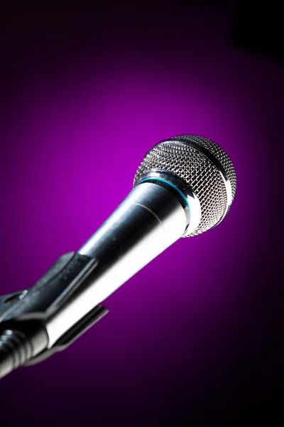 Микрофон на фиолетовом фоне — стоковое фото