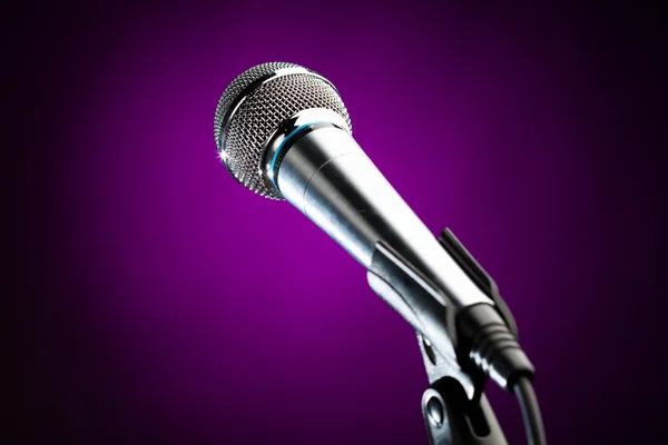 Mikrofon na fialové pozadí — Stock fotografie