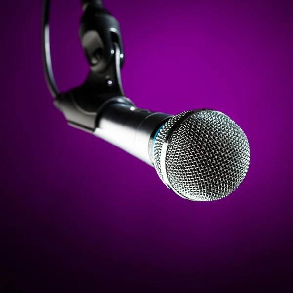 Microfone contra o fundo roxo — Fotografia de Stock