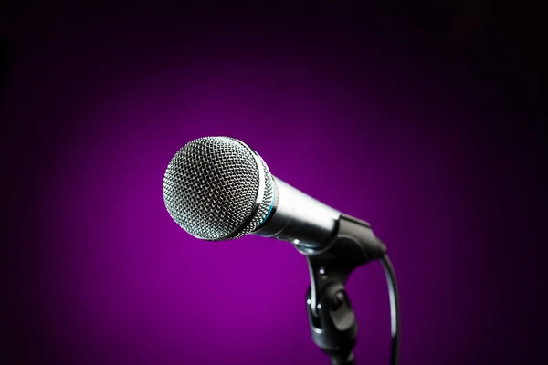 Microfono sullo sfondo viola — Foto Stock