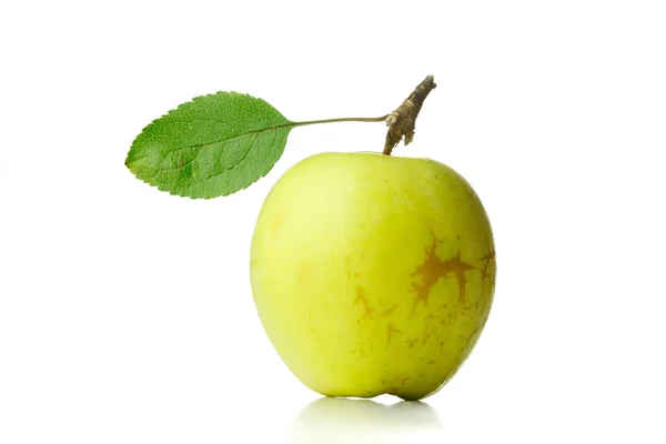 Apple met groen blad geïsoleerd op wit — Stockfoto