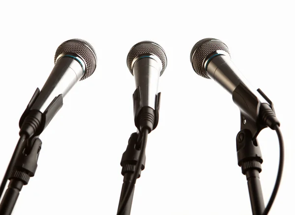 Grupa mikrofonów na białym tle — Zdjęcie stockowe
