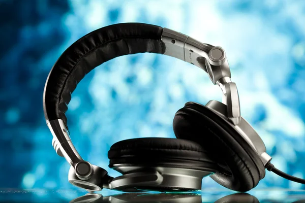 Kopfhörer vor blauem Hintergrund — Stockfoto