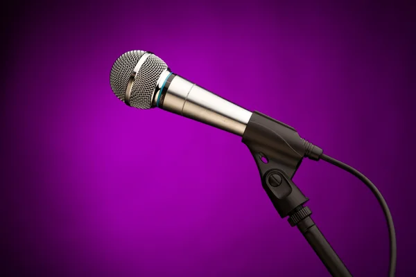 Microfoon tegen de paarse achtergrond — Stockfoto