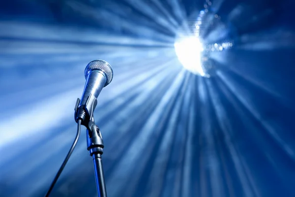Мікрофон на сцені — стокове фото