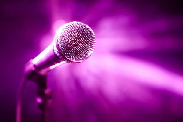 Microfone no palco com fundo roxo — Fotografia de Stock
