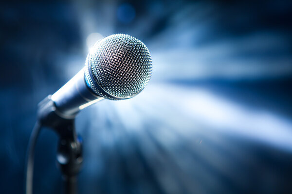 Micrófono en el escenario — Foto de Stock